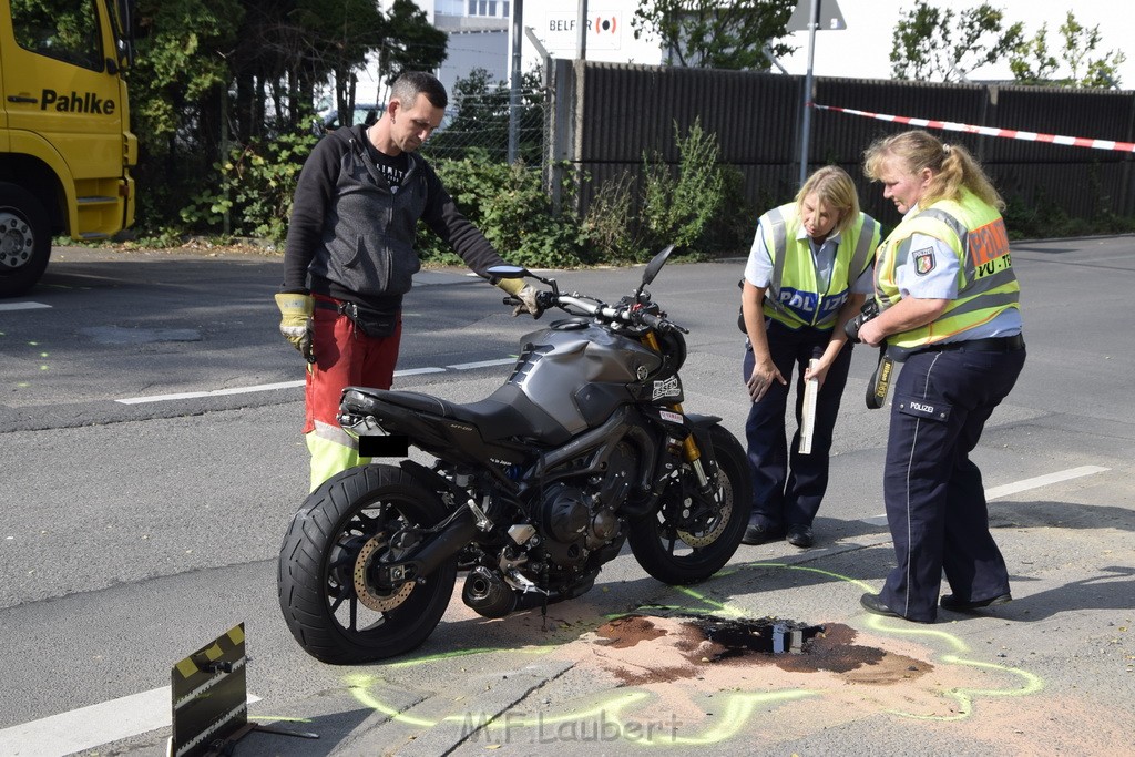 Schwerer Krad PKW Unfall Koeln Muelheim Am Springborn Cottbuserstr P150.JPG - Miklos Laubert